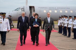 El presidente Javier Milei arribó a Asunción, Paraguay, para participar de la ceremonia de firma del Acuerdo de Libre Comercio entre el Mercosur y la Unión Europea.